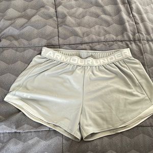 Under Armour grey shorts sz med. Very good shape!